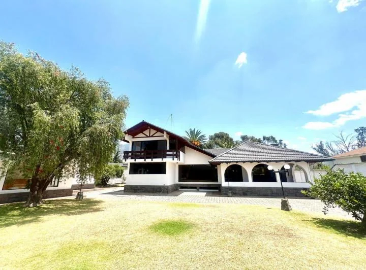 Mv - Cumbayá, Av Pampite, en Venta Casa 8d, 901.31 M²m 2170 m² de Terreno — imagen 1