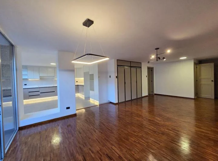 Departamento Remodelado en Venta en 6 de Diciembre y Colón – Usd 120.000 — imagen 1