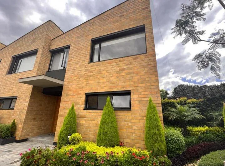 Hermosa Casa de Venta en La Primavera Cumbayá! — imagen 1