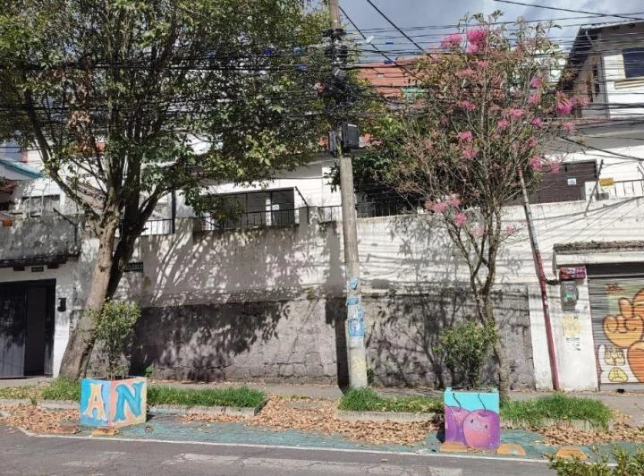 Venta Casa en La Floresta (Diagonal Al Cine Ochoymedio) — imagen 1