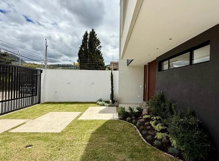 Casa con Área Verde - Challuabamba, Azuay — imagen 1