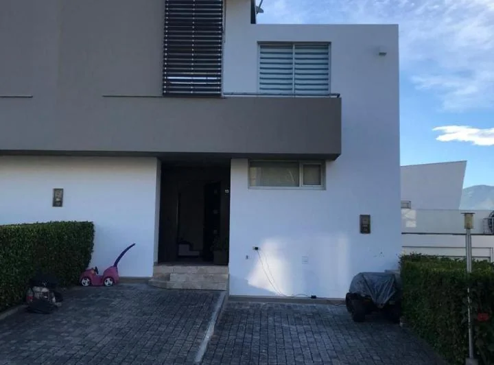 De Venta Linda Casa de 3 Habitaciones en Cumbaya Sector Yanazarapata — imagen 1