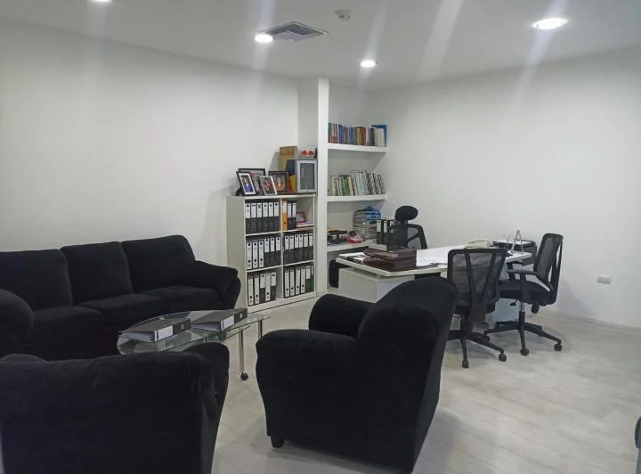 Urdesa Central Vendo Casa Nueva, U Oficina Comercial Espaciosa de Una Planta, Guayas — imagen 1