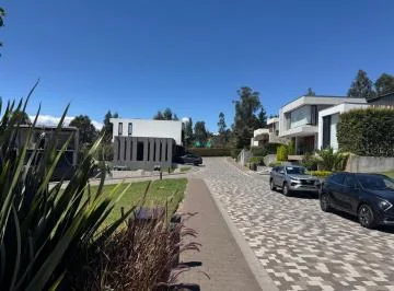 Hermoso Terreno de 698 m² de Venta en Urbanización de Lujo Cumbaya! — imagen 2