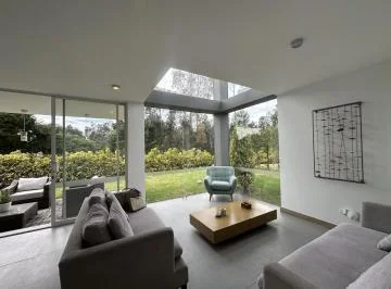 Moderna Casa en Venta Sala Doble Altura Tumbaco Chiviqui 276 Mtrs2, en Lote de 427 Mtrs. Provincia de Pichincha — imagen 4