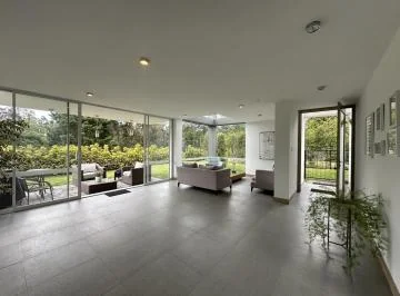 Moderna Casa en Venta Sala Doble Altura Tumbaco Chiviqui 276 Mtrs2, en Lote de 427 Mtrs. Provincia de Pichincha — imagen 2