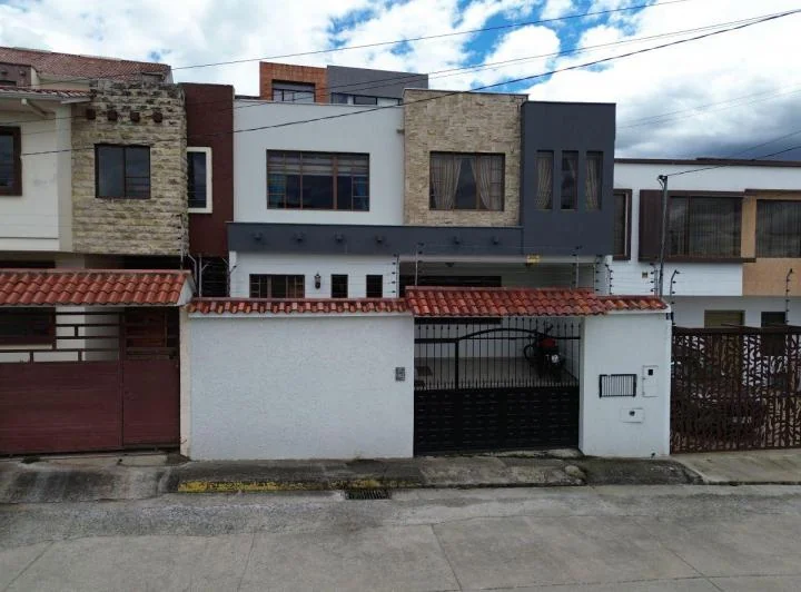 Excelente Priopiedad Baños Sector Colegio Borja, Azuay — imagen 1