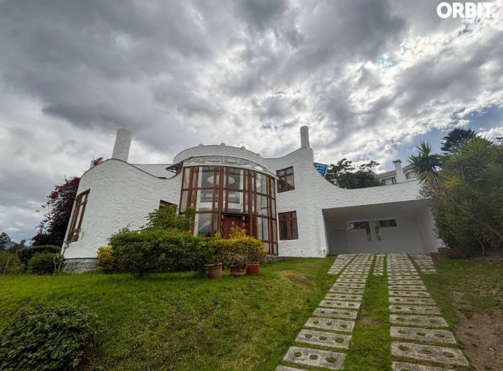 En Venta Amplia Casa de 3 Dorm. Ubicada en Nayon en Urbanización Privada — imagen 1