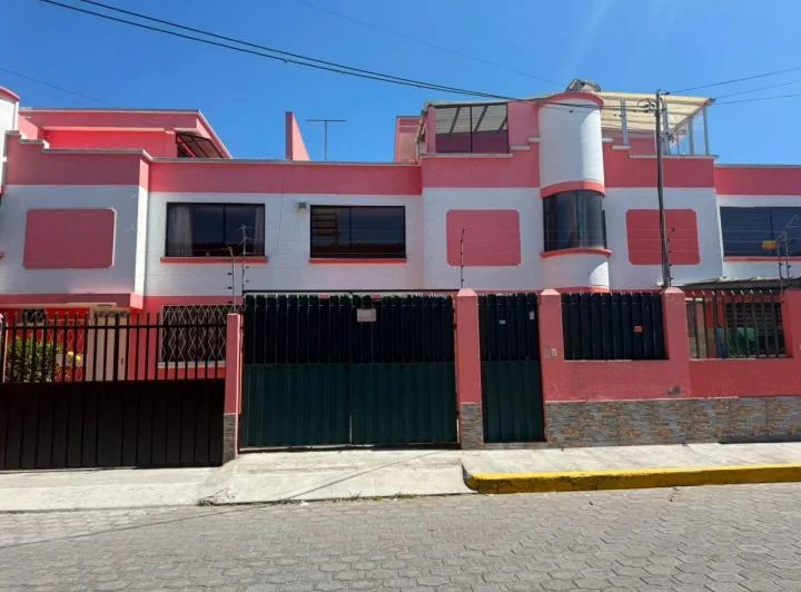 Casa en Venta 4 Hab en Calderón, Entrada Independiente, a 1 Cuadra del Coral — imagen 1