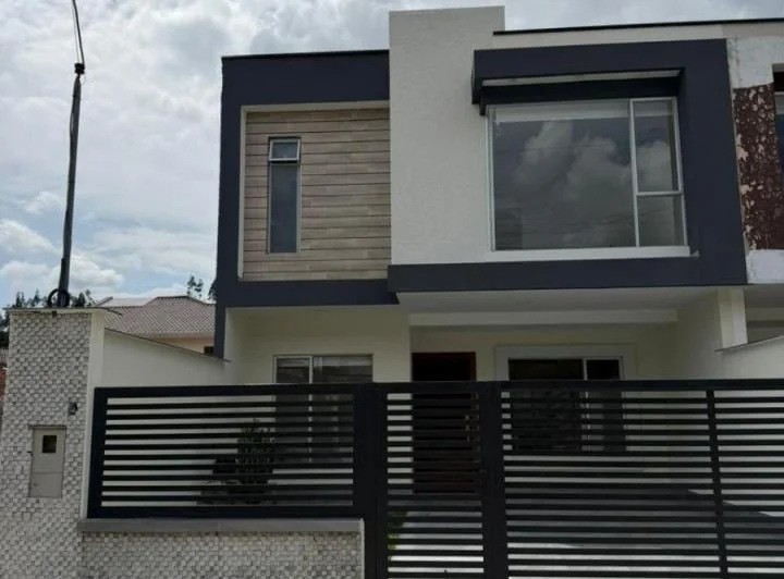 Moderna y Luminosa Villa Como Nueva Cica II (V3178), Azuay — imagen 1