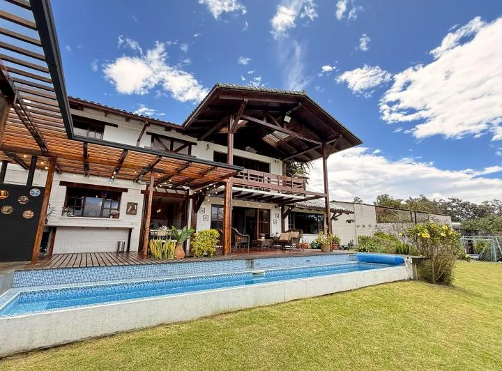Casa en Venta con Piscina Los Chillos Ontaneda Urbanización Privada — imagen 1