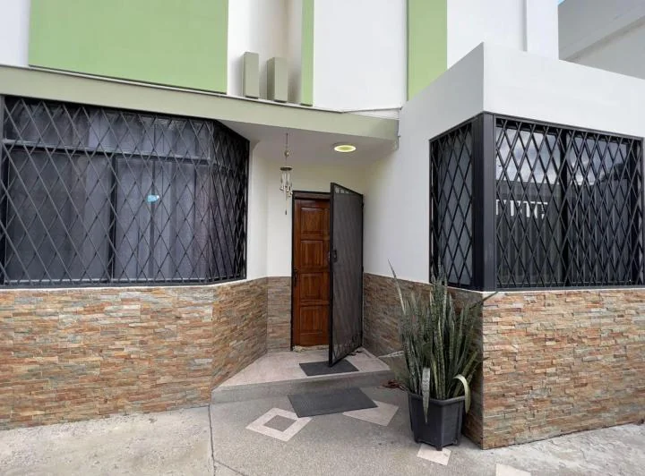Casa de Venta en Manta Zona Norte Los Almendros, Manabí — imagen 1