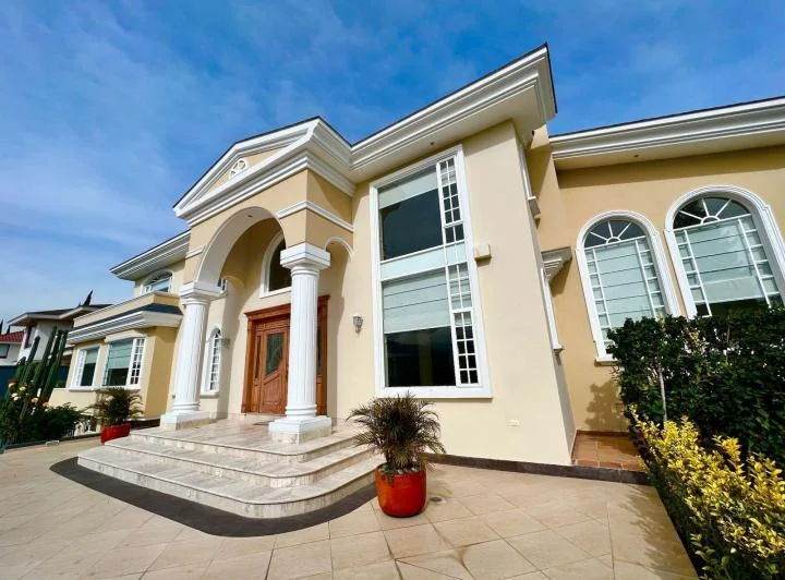 En Venta Casa de Lujo Dentro de Urbanización Cumbres del Valle — imagen 1