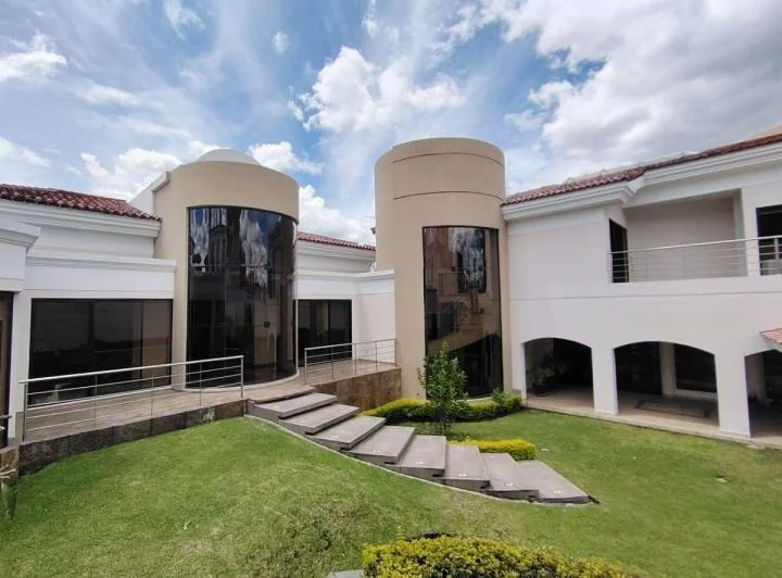 Vendo Casa Elegante en Urbanización Privada - Sector Primavera - Cumbayá — imagen 1