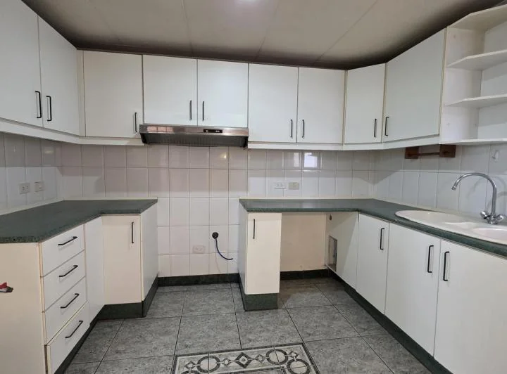 Casa en Venta con 4 Dorm., Terraza y Parqueadero Para 3 Vehículos – Sector Embajada Americana — imagen 1
