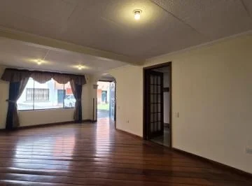 Casa en Venta con 4 Dorm., Terraza y Parqueadero Para 3 Vehículos – Sector Embajada Americana — imagen 3