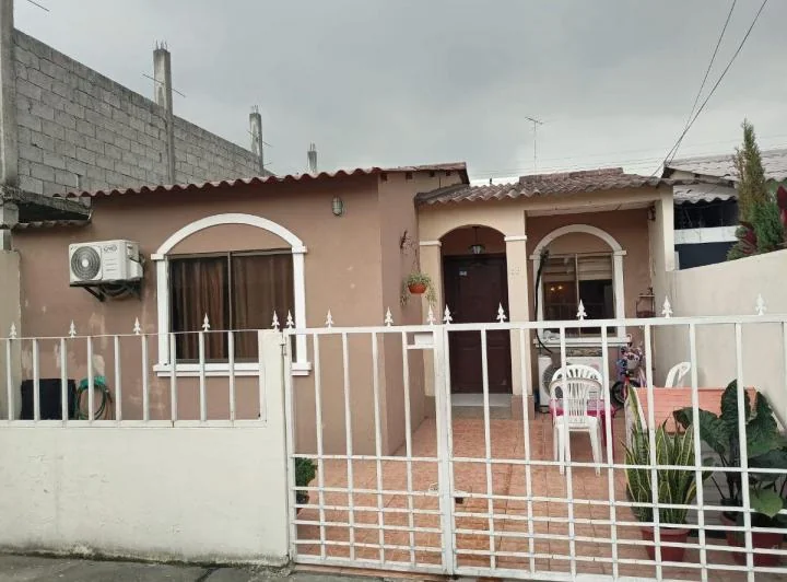 Casa de Venta en La Urbanización La Joya, Primeras Etapas, 3 Dorm.. Guayas — imagen 1