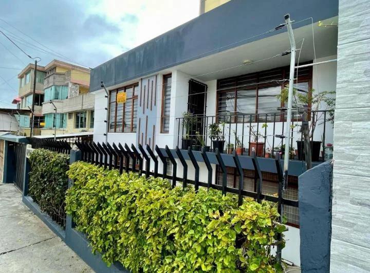 Amplia Casa de Venta, Rentera, Sector La Kennedy, 3 Departamentos, Remodelada — imagen 1