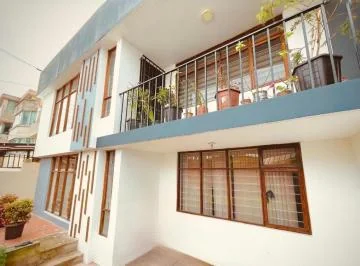 Amplia Casa de Venta, Rentera, Sector La Kennedy, 3 Departamentos, Remodelada — imagen 3