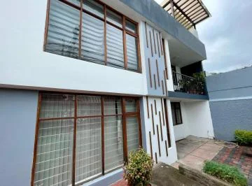 Amplia Casa de Venta, Rentera, Sector La Kennedy, 3 Departamentos, Remodelada — imagen 2