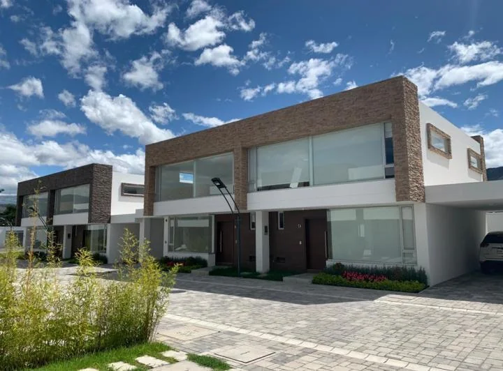 Exclusiva Casa Esquinera de Venta - Entrega Inmediata - Ubicación Inmejorable — imagen 1