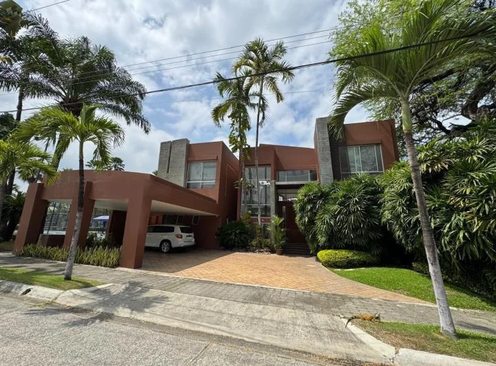 Vendo Casa Frente Al Lago en Laguna Club Guayaquil, Guayas — imagen 1