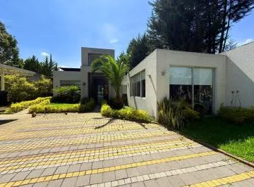 Hermosa Casa de Venta en La Cerámica Tumbaco! Terreno Grande! — imagen 2
