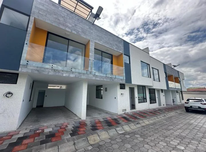 Casa de Venta en Quito, Sector de Llano Grande — imagen 1