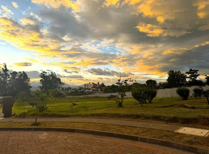 Vendo Terreno Bifamiliar en Urbanización de Lujo en Tumbaco — imagen 1