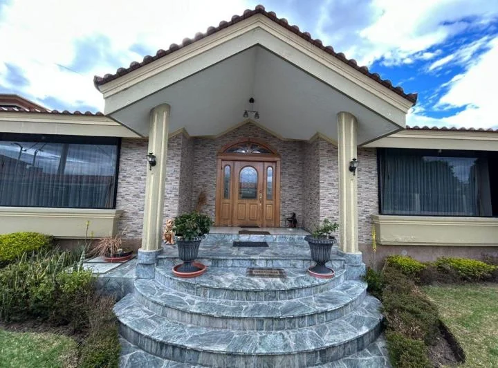 Casa de Lujo en Venta – Urbanización San José del Valle | Conocoto — imagen 1