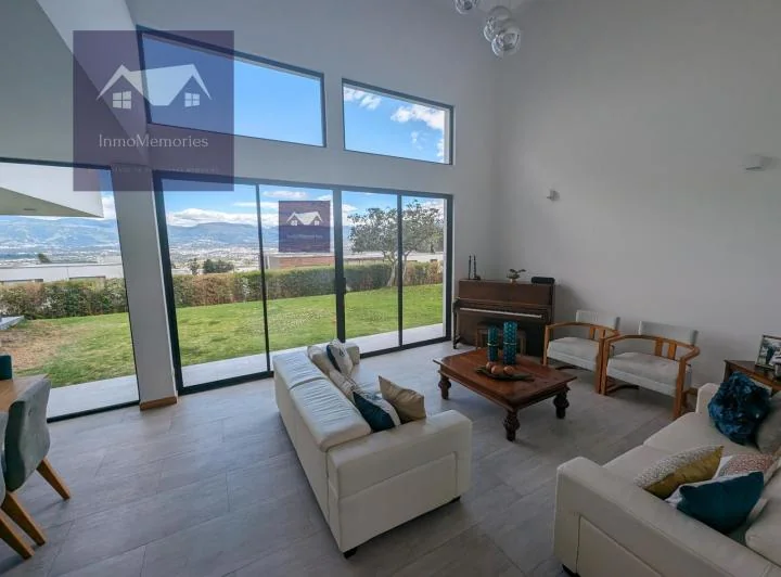 Oportunidad! Venta Espectacular Casa 3 Dorm. Amplio Jardín, Urbanización Nayón — imagen 1
