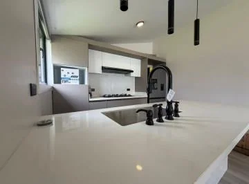 Lujosa Villa de 1 Planta con 2 Edificaciones Independientes P13 — imagen 4