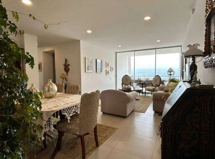 Departamento 3 Habitaciones + Sala de Tv de Venta en Cumbayá — imagen 1