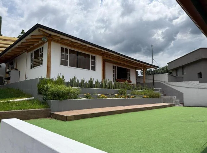En Venta Dos Casas Independientes La Primavera Cumbayá Amplio Terreno y Alta Rentabilidad — imagen 1
