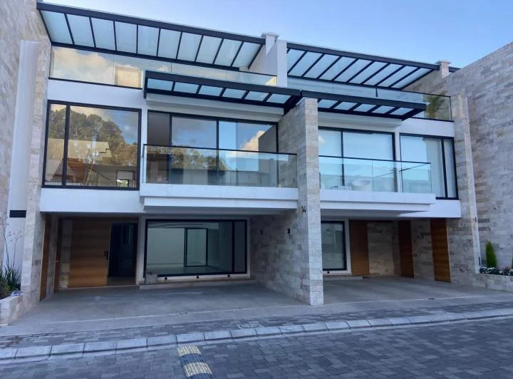 Casa en Urbanización, Sector Av Solano, Azuay — imagen 1