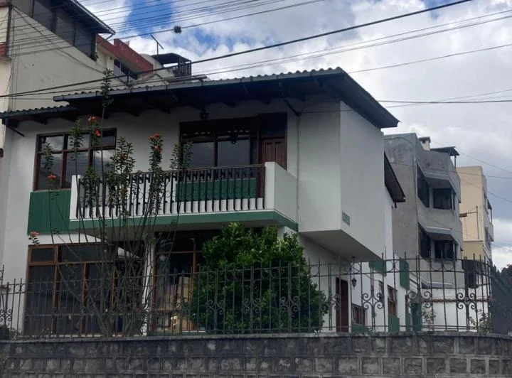 Casa 4 Hab. con Balcon 2 Terrazas 229 m² Independiente Dentro de Urb. Cerca Al Parque Bicentenario — imagen 1