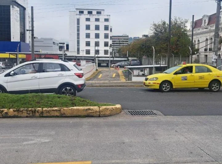 Vendo Propiedad con 6 Locales Comerciales en La Av 10 de Agosto — imagen 1