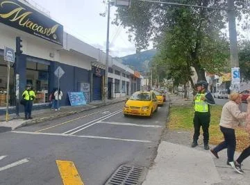 Vendo Propiedad con 6 Locales Comerciales en La Av 10 de Agosto — imagen 2