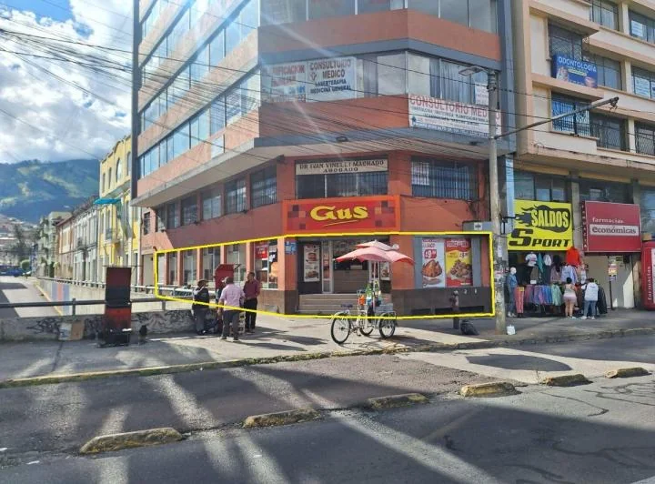 Venta Local Comercial Av 10 de Agosto y Riofrio. Esquina — imagen 1