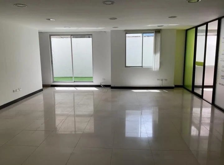 Venta Oficina 98 m², Divisiones, 2 Parqueaderos, Edf Corpotativo, Sector La Pradera, La Carolina — imagen 1