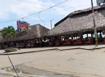 Vendo o Cambio Propiedad Rentera Casa Comercial 10 Locales, en El Malecon de Tonsupa — imagen 3