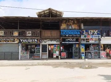 Vendo o Cambio Propiedad Rentera Casa Comercial 10 Locales, en El Malecon de Tonsupa — imagen 2