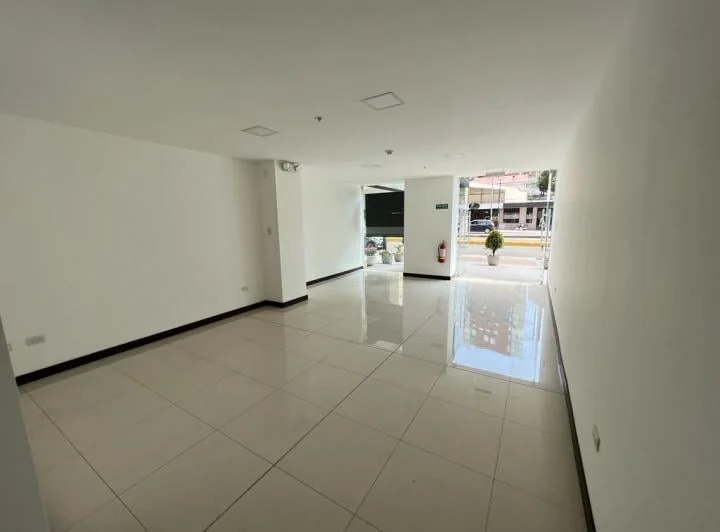 Renta Local a Estrenar Av 6 de Diciembre 92 m² — imagen 1