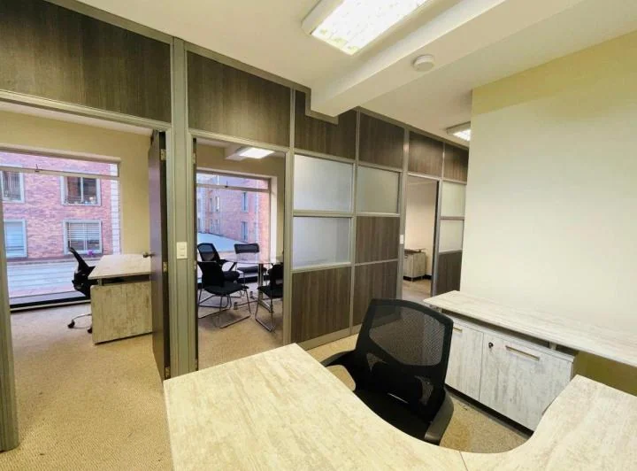 Oficina Amoblada de 51 m² en Edificio Corporativo – Lista Para Ocupar — imagen 1
