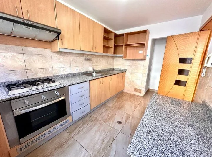 Carolina (Sector Colegio Benalcazar) - Departamento de Venta con Patio Privado — imagen 1