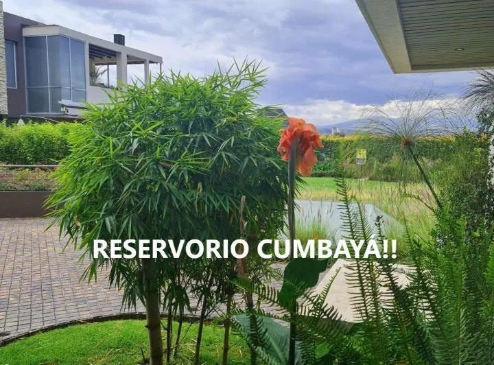 Linda Casa de Venta por El Reservorio de Cumbayá! Colegio Menor! — imagen 1