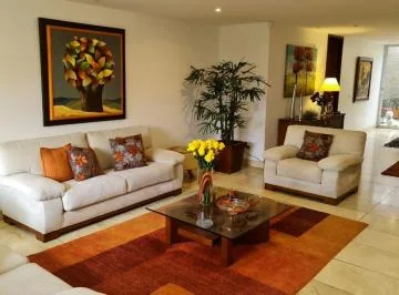 Linda Casa de Venta por El Reservorio de Cumbayá! Colegio Menor! — imagen 4