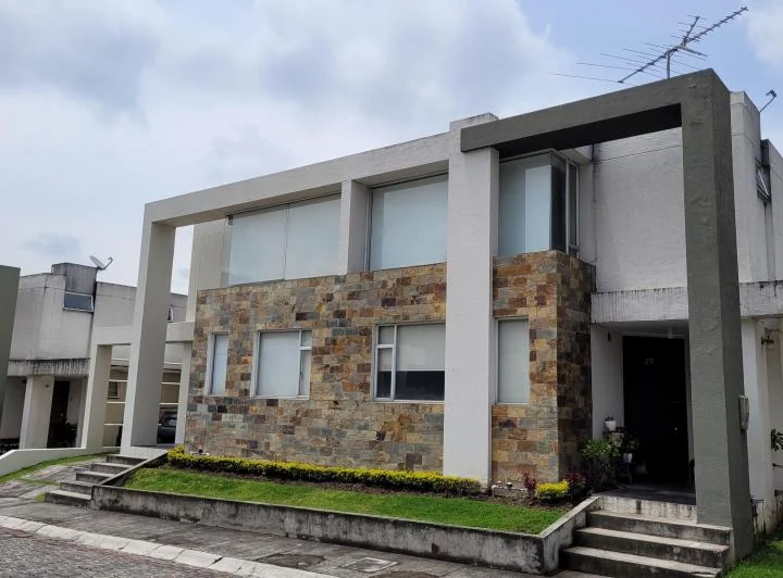 Casa de Venta, Los Chillos, La Armenia, Piscina, 3 Dorm. — imagen 1