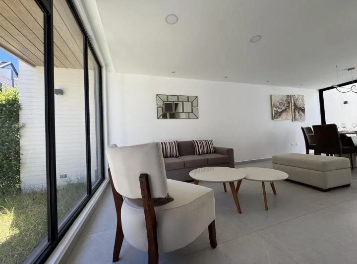 Casa en Venta en Tumbaco – Diseño Moderno, Terraza y Amplias Áreas Verdes — imagen 1