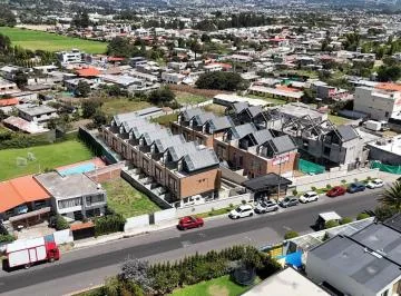 Casa en Venta en Tumbaco – Diseño Moderno, Terraza y Amplias Áreas Verdes — imagen 4